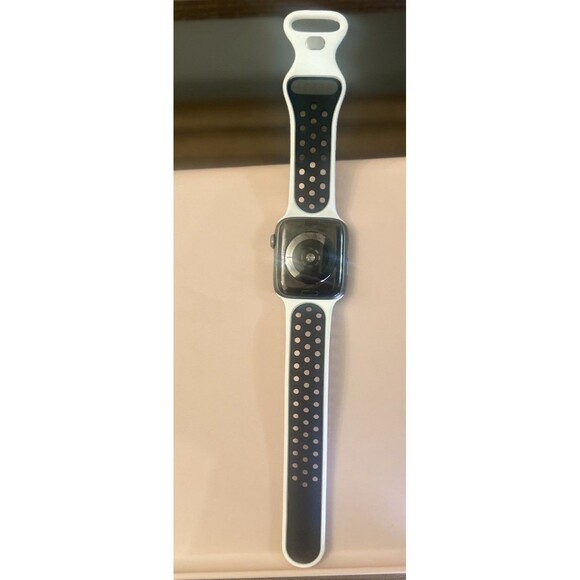Apple Watch Series 5 44mm WIFI - Silver Aluminum with White Band - Picture 2 of 6